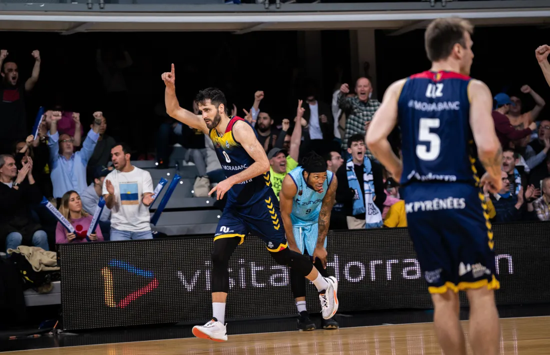 Mihajlo Andric assenyala el camí.