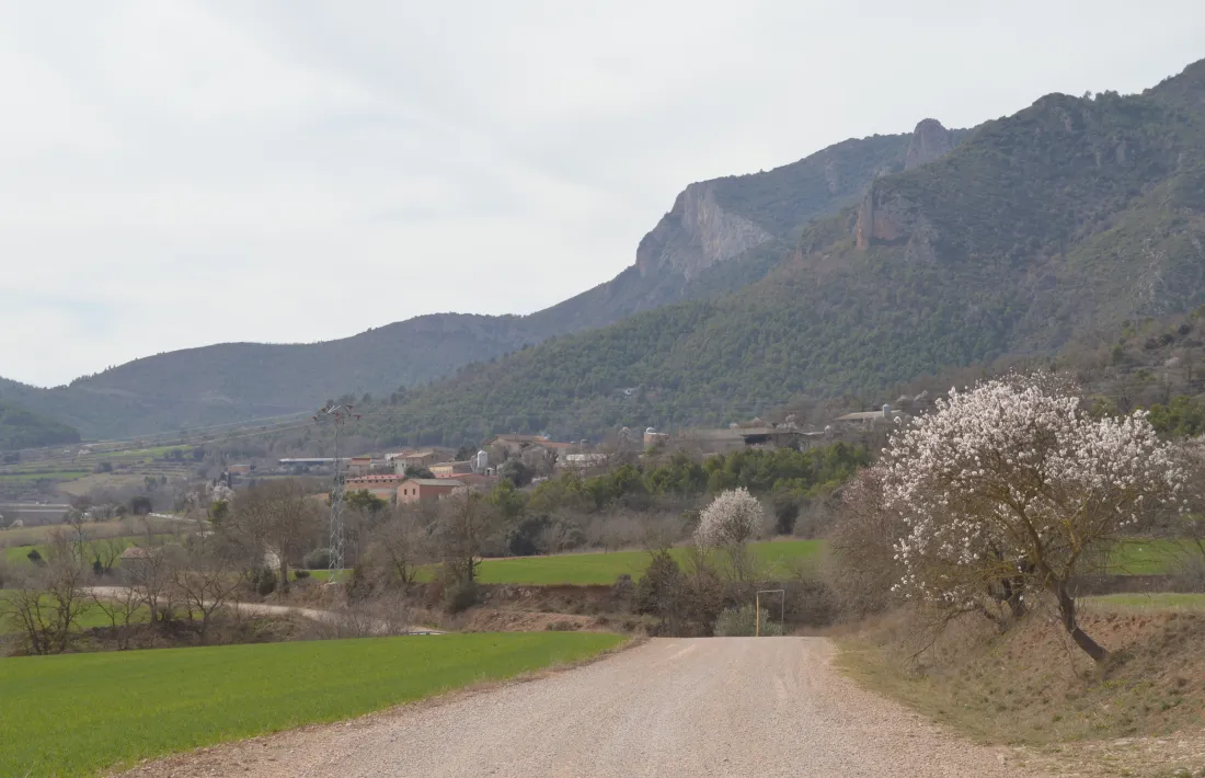 Vista de l’accés al nucli alturgellenc de Peramola, al sud de la comarca. 