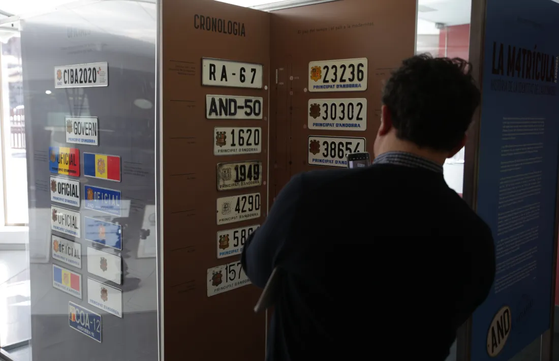 El museu exposa a l’entrada una trentena de plaques històriques cedides per la família Cuberes.