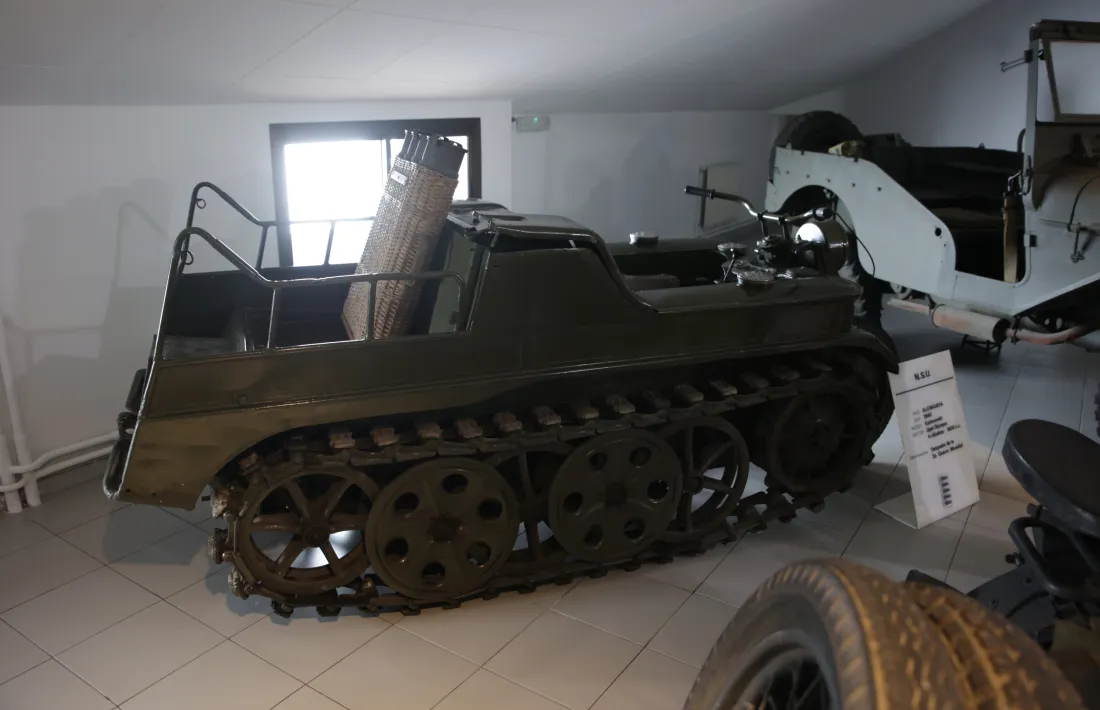 La tanqueta NSU alemanya, reubicada al segon pis per poder-ne contemplar les erugues: va causar furor a l’Africa Korps. 