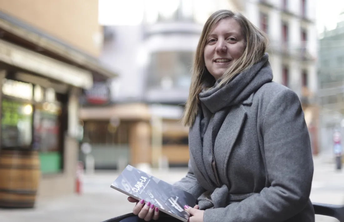 L’autora de ‘Clava-la’ sosté un exemplar del llibre, editat per Culturàlia i ja a les llibreries. 