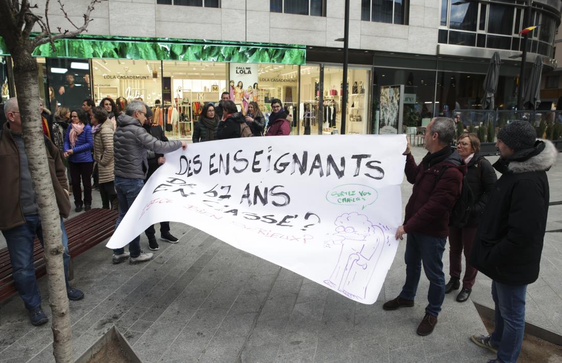 Els docents del sistema francès es van concentrar ahir per mostrar el rebuig a la reforma del sistema de pensions.