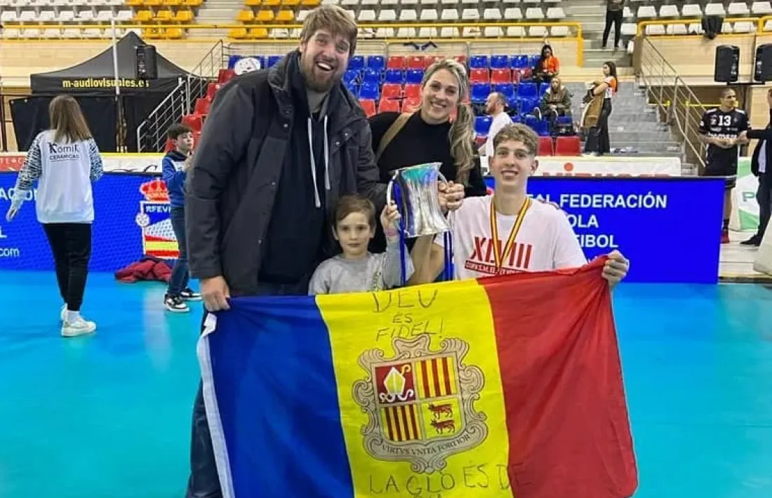 Daniel Mininel, ‘Pequenho’, amb la seva dona Clarissa i els seus fills Christopher i Davi, amb el títol de la Copa del Rei.