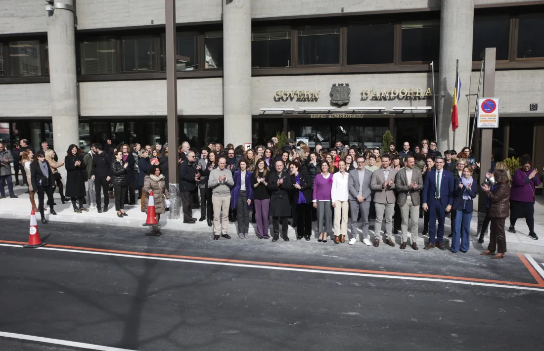 Els treballadors del Govern fan una aturada davant l’edifici administratiu amb motiu del Dia de la dona.