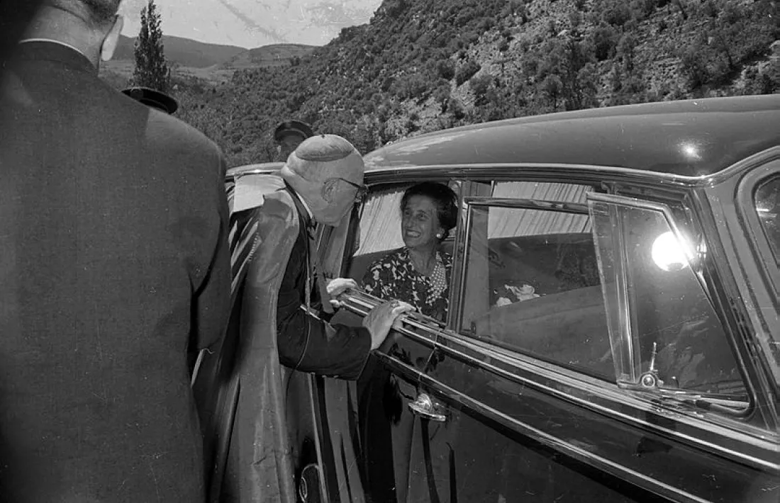 El bisbe Iglesias rep l’esposa del dictador.