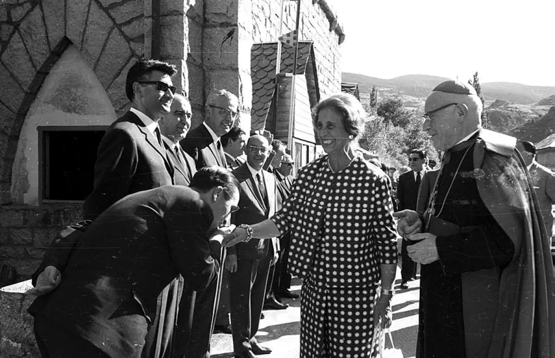 Besamanos de les autoritats a la frontera, amb el Copríncep Iglesias passant llista.