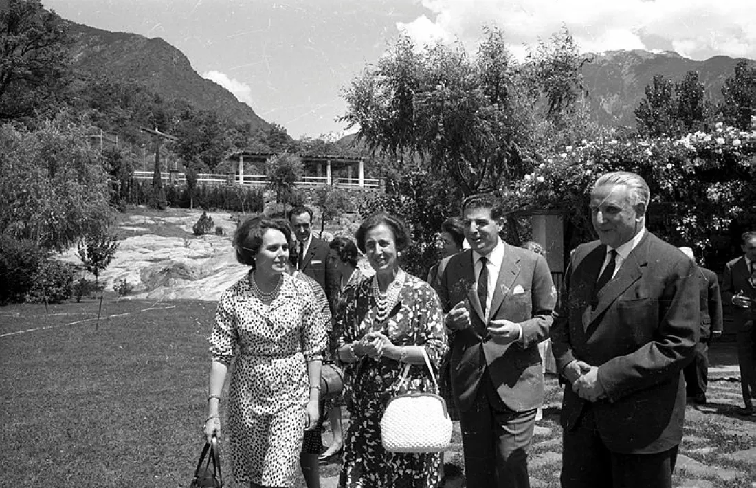 Carmen Polo, segona per l'esquerra, amb Julià Reig i l'alcalde de Barcelona, José María de Porcioles.