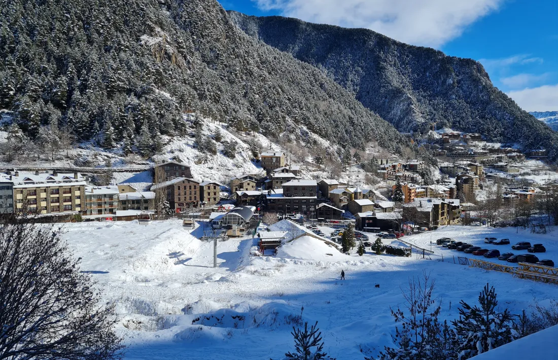 El terreny on hi ha projectada aquesta “miniciutat” és a tocar del telecabina i del nucli històric d’Arinsal.
