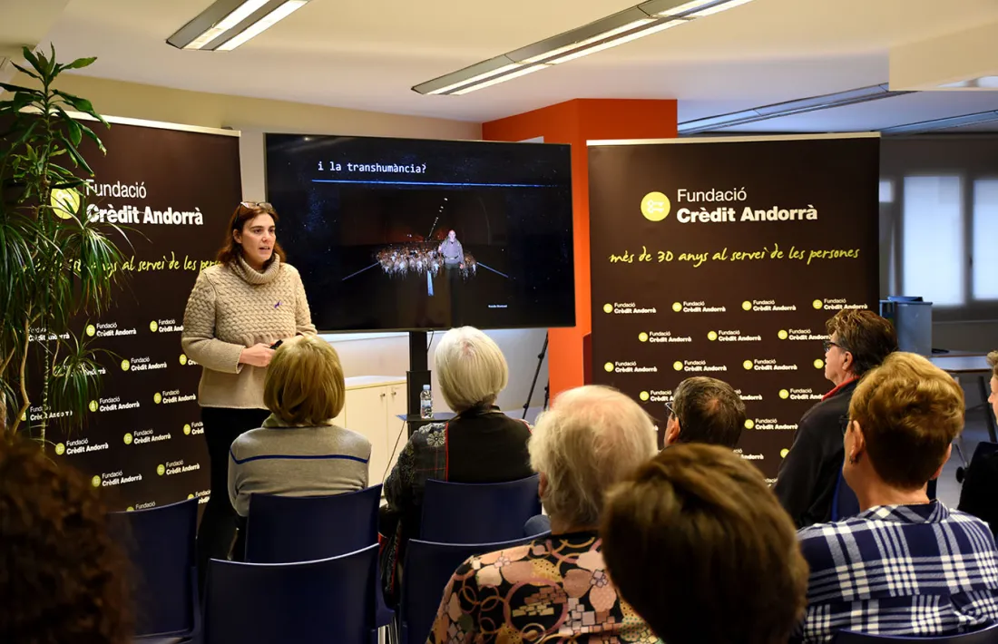 Un moment de la xerrada de la tècnica del departament de Patrimoni Cultural Eva Arasa, a L'espai de la Fundació Crèdit Andorrà.