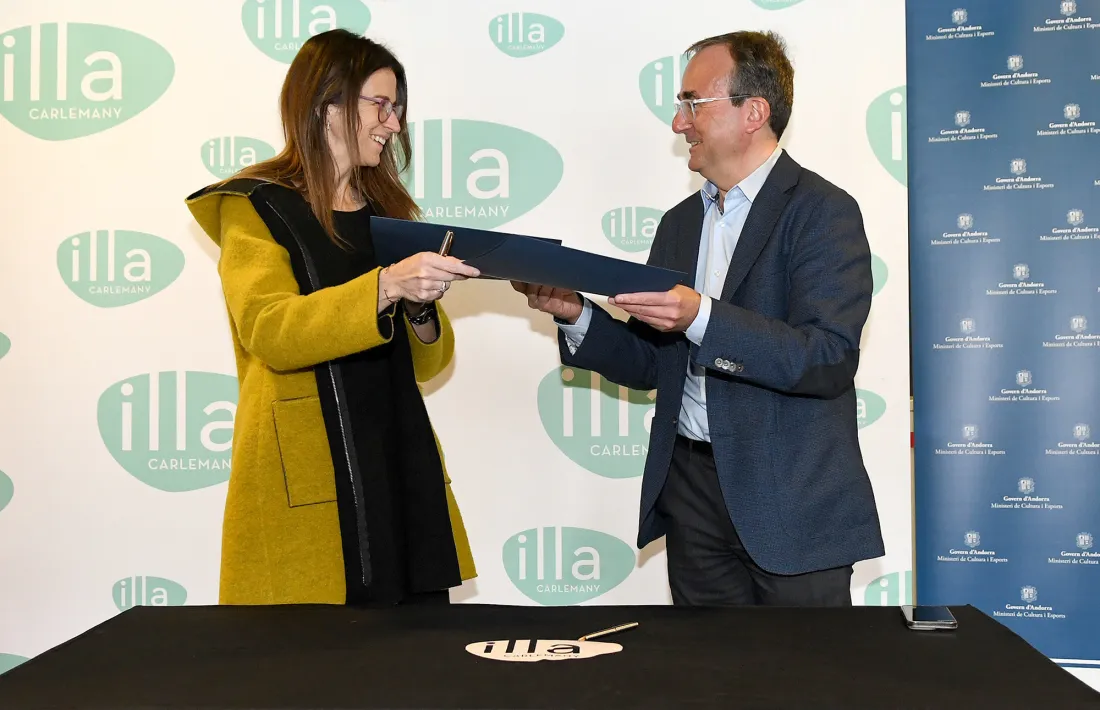 La ministra Riva i el director general d’Illa Carlemany, Josep Segura, van firma ahir el nou conveni per fomentar el cine en català.