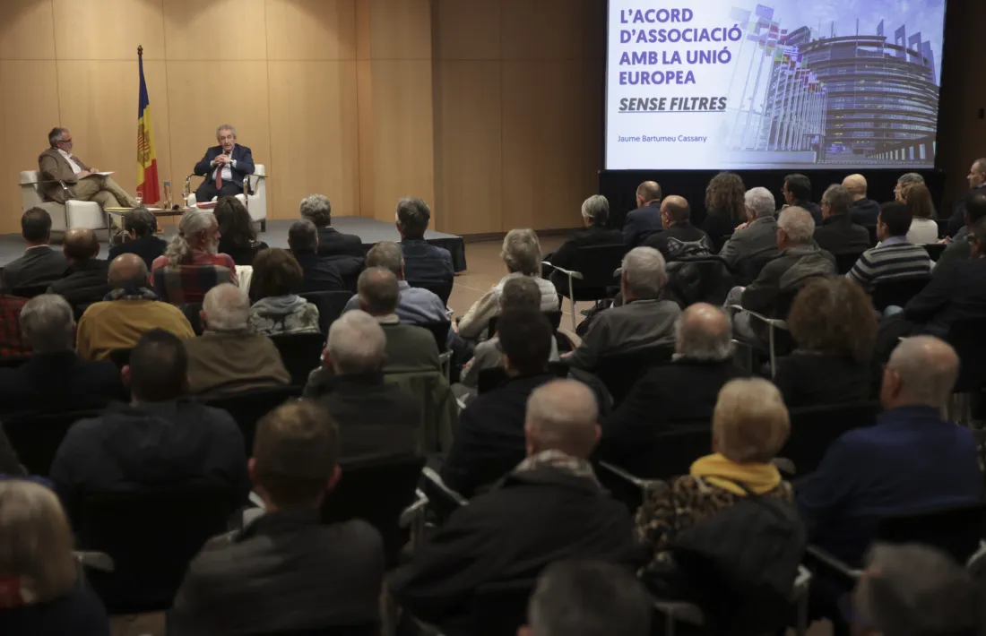 La sala Consòrsia del Centre de Congressos es va omplir per escoltar la xerrada de Bartumeu sobre la situació de l’acord d’associació.