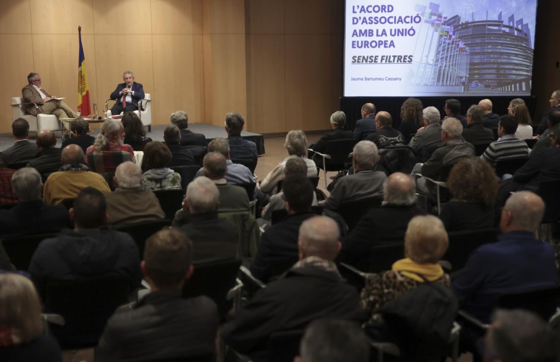 La sala Consòrsia del Centre de Congressos es va omplir per escoltar la xerrada de Bartumeu sobre la situació de l’acord d’associació.