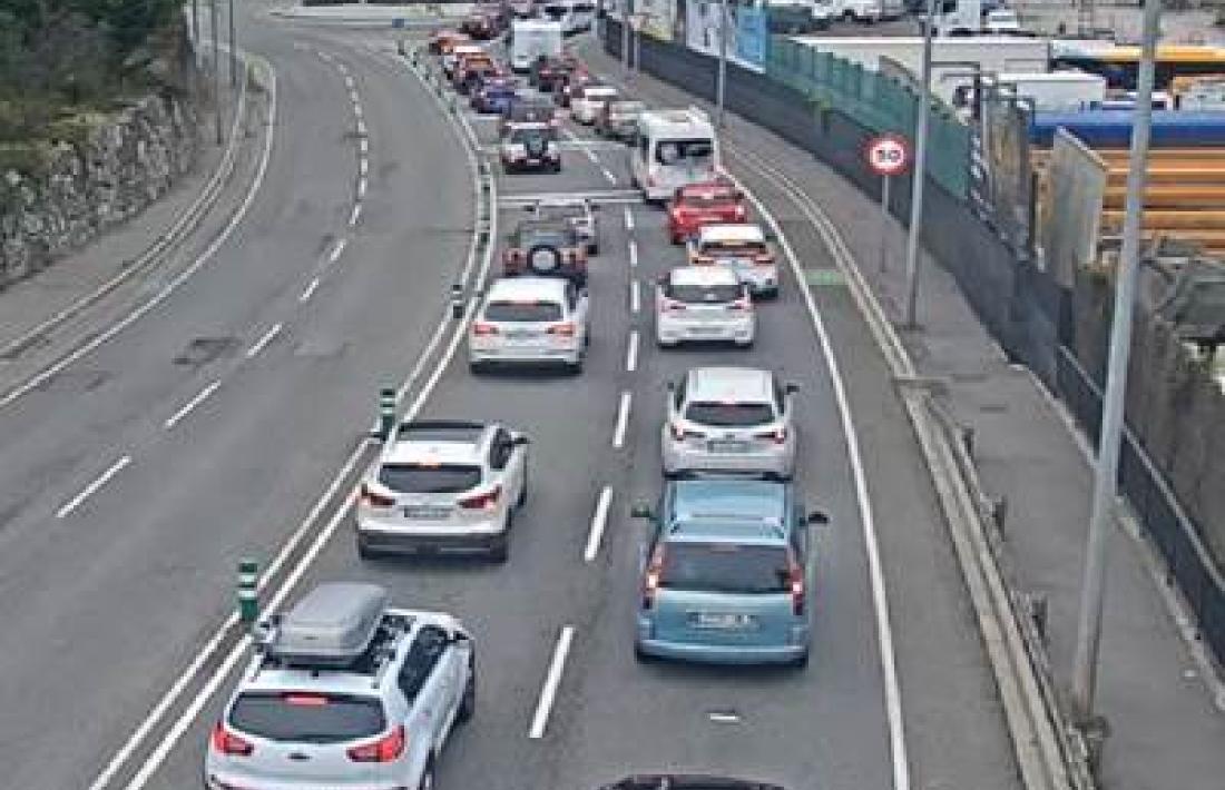 Cues de fins a un quilòmetre de sortida del país per la frontera hispanoandorrana.