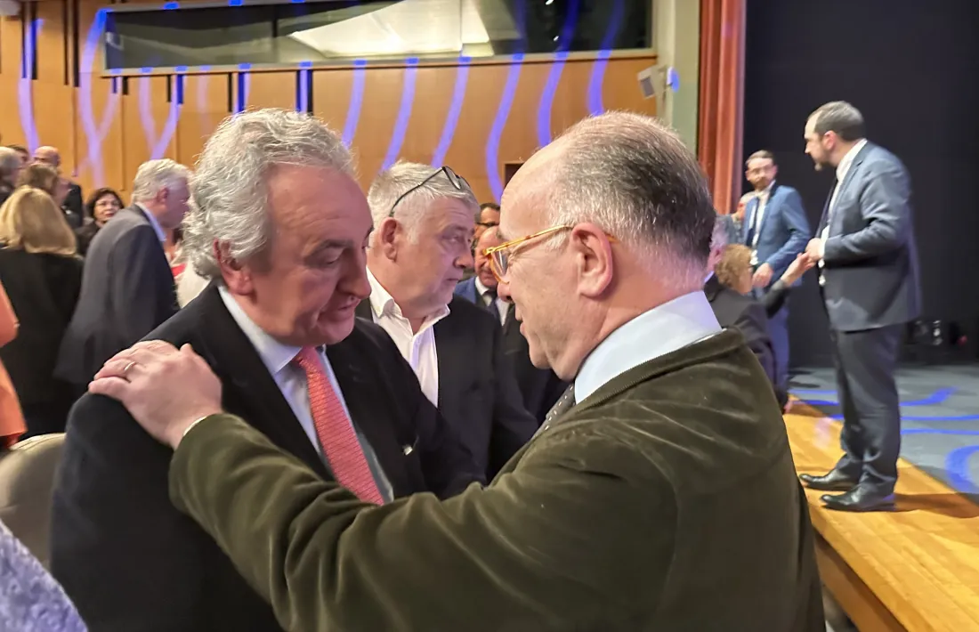 Jaume Bartumeu saluda l’exprimer ministre francès Bernard Cazeneuve.