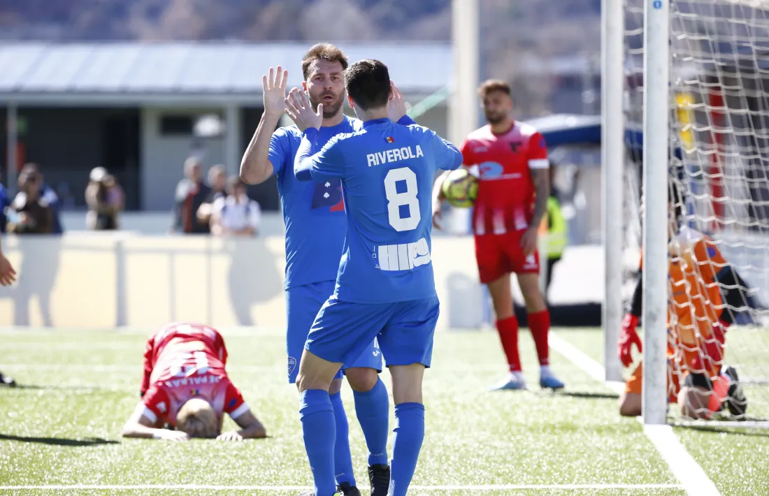 Víctor Casadesús rep la felicitació de Martí Riverola en l’únic gol de l’Atlètic Escaldes.