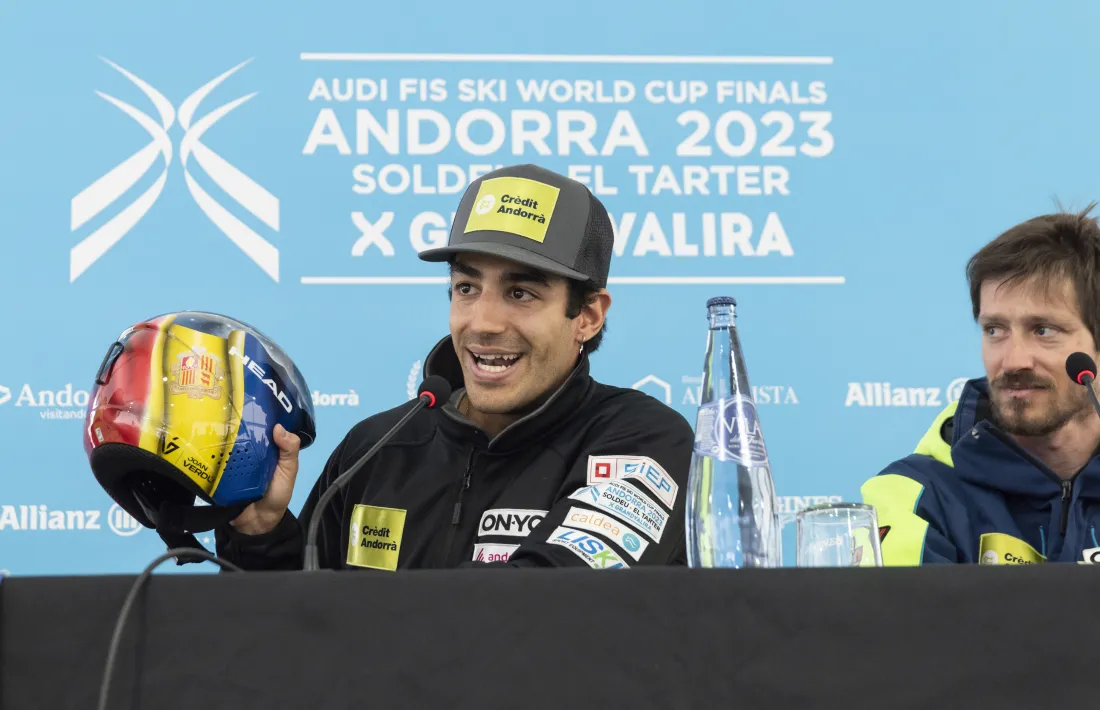 Joan Verdú mostra el nou casc que lluïra dissbte.