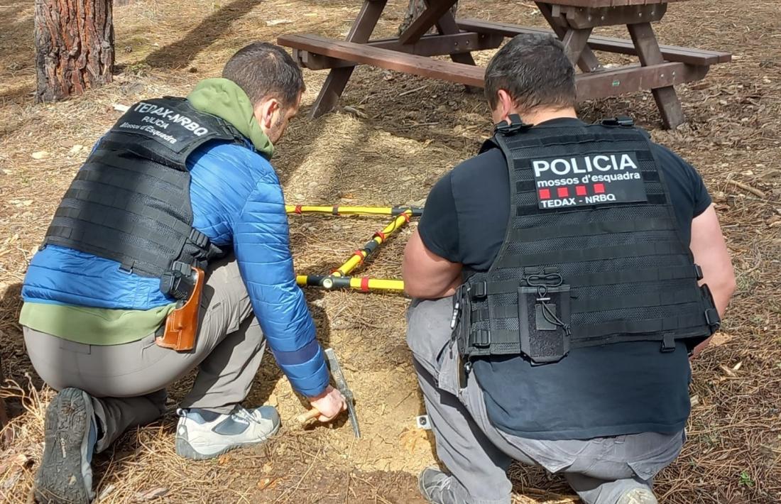 Dos dels artificiers que han treballat a la finca de les Moreres.