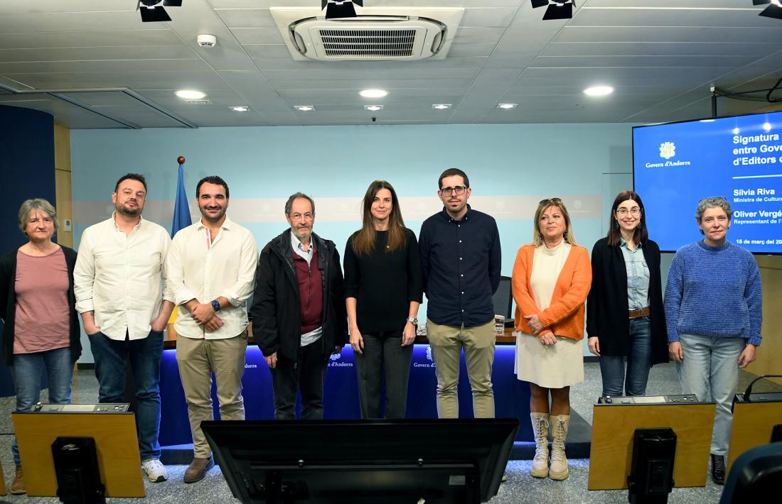 La ministra Riva amb els editors de Trotalibros, Anem, Medusa, Culturàlia i Editorial Andorra que van assistir ahir a la firma del conveni.
