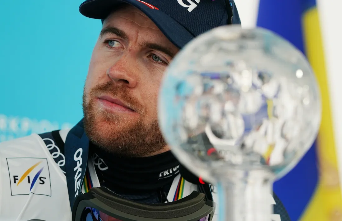 Aleksander Aamodt Kilde va realitzar ahir la roda de premsa davant de l’atenta mirada de la seva parella, Mikaela Shiffrin.