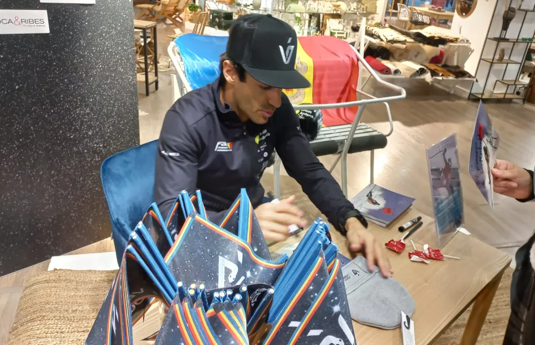 Joan Verdú signant autògrafs.