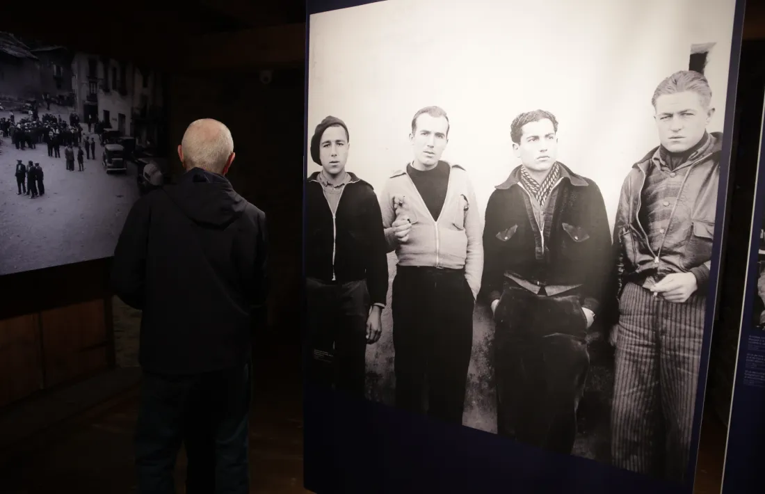 Retrat de grup de refugiats de la Guerra Civil espanyola: després en retallaven les cares per als documents d’identitat.