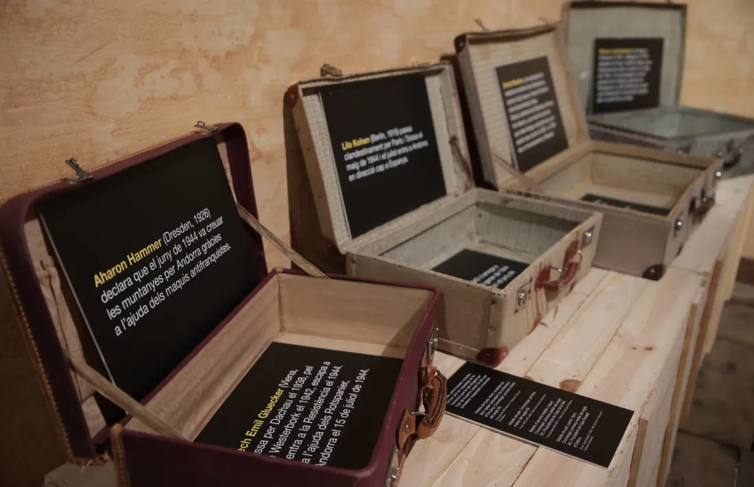 Maletes amb els noms de fugitius (jueus, resistents, aviadors) que durant la II Guerra Mundial van creuar per Andorra.