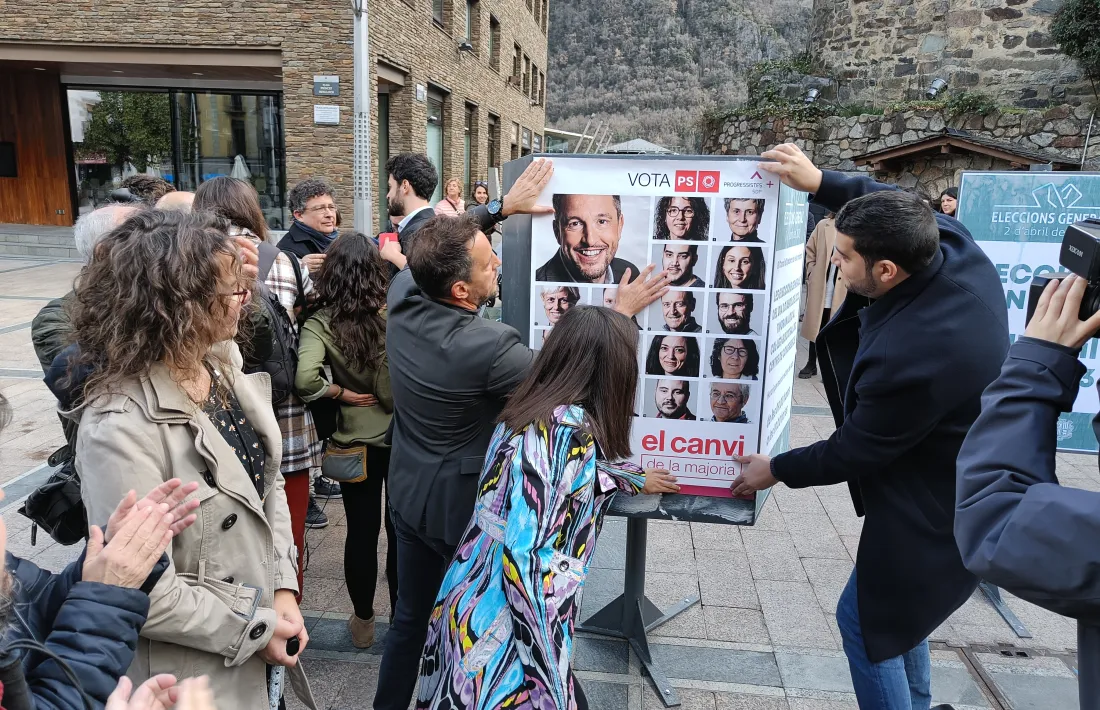 El cap de llista de PS SDP+, Pere López, acompanyat d’altres candidats en el moment d’enganxar el cartell de la llista nacional a Andorra la Vella.