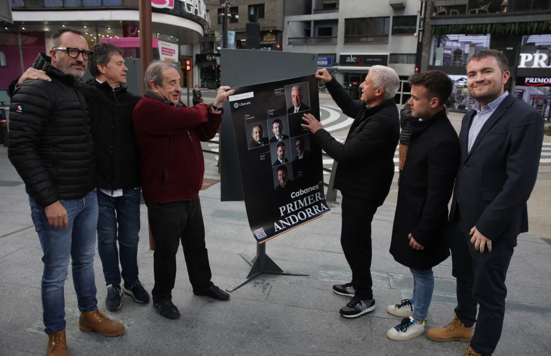 La penjada de cartells de Liberals, ahir a Andorra la Vella.