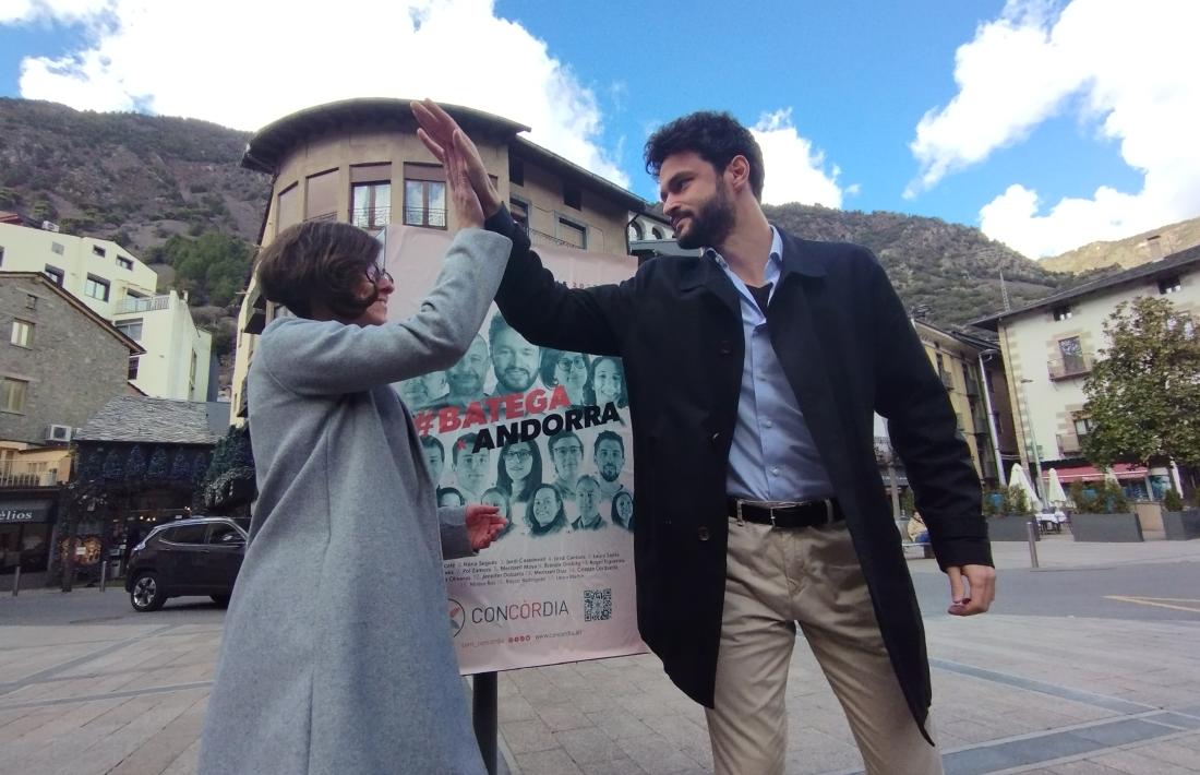 Els caps de llista nacionals de Concòrdia, Cerni Escalé i Núria Segués, just després de l’enganxada del primer cartell electoral, ahir a la tarda a la plaça Benlloch de la capital.