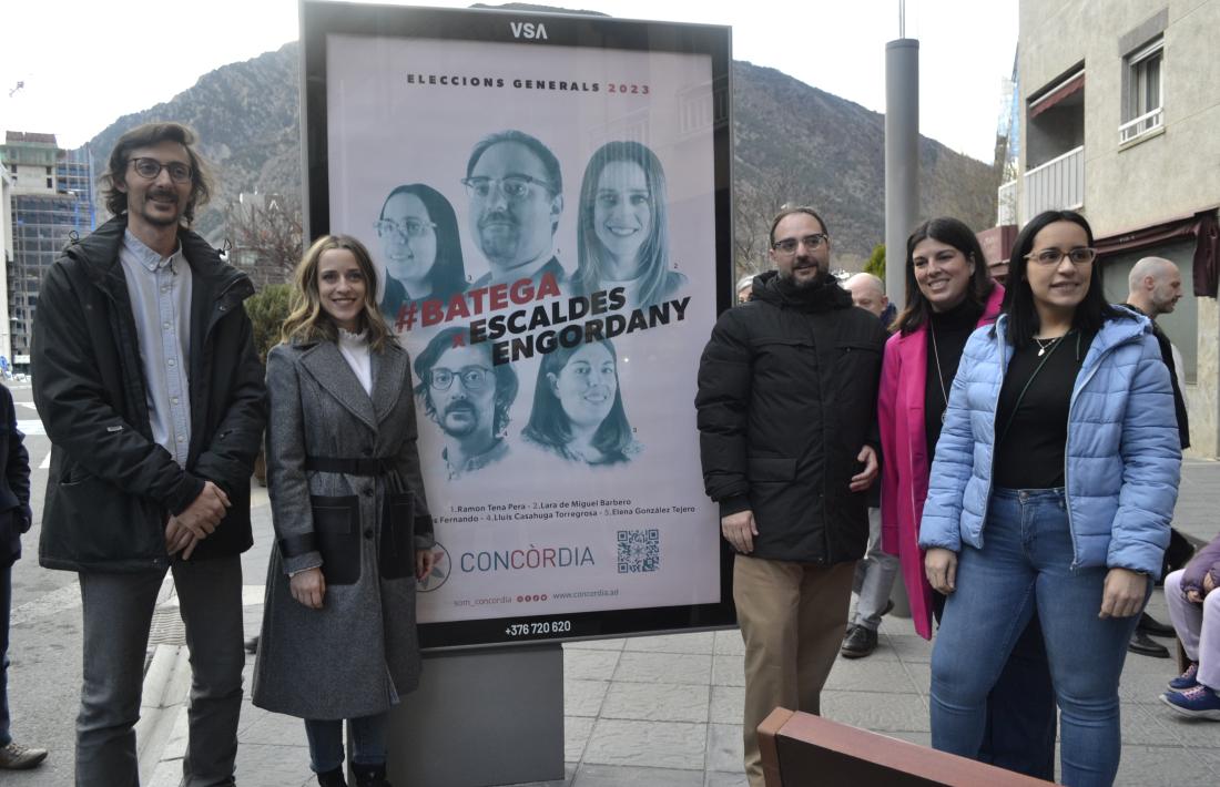 Es cinc candidats de la llista territorial d'Escaldes, amb Ramon Tena al capdavant.