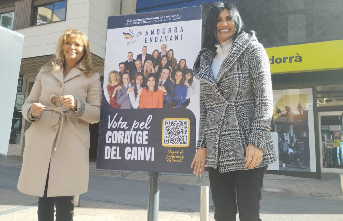La candidata a cap de Govern d’Andorra Endavant, Carine Montener, a la dreta, amb la cap de llista de la capital, Elisa Muxella.