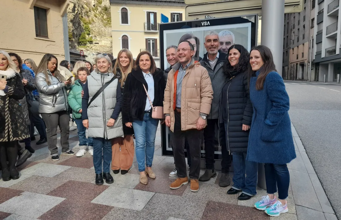 Membres de les candidatures de Demòcrates i Acció a la plaça Santa Anna.