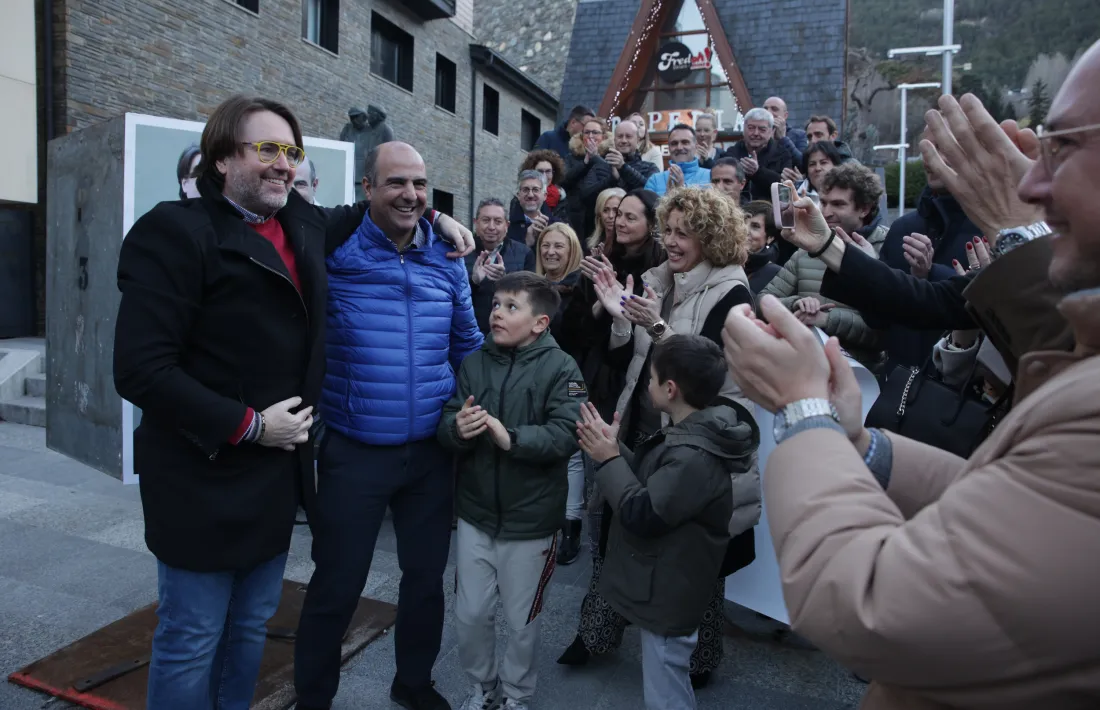 Un moment de l’enganxada de cartells de la territorial de CC+Demòcrates.