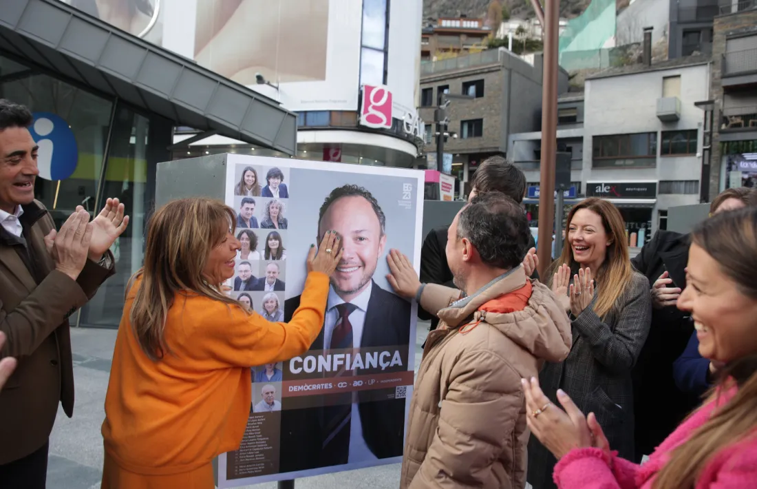 La formació taronja reuneix els candidats de la llista nacional i els de les diferents territorials a la plaça de la Rotonda per donar el tret de sortida a la campanya electoral.