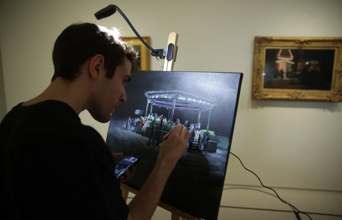 Arnau Sánchez crea una obra nova de trinca a partir de les obres de la sala fosca de ‘Khrôna’.