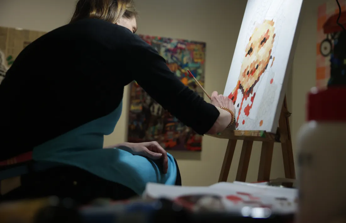 Nathalie Laynay s’inspira en ‘Dona amb boina negra’, de Salle, per retratar la seva filla pixel a pixel.