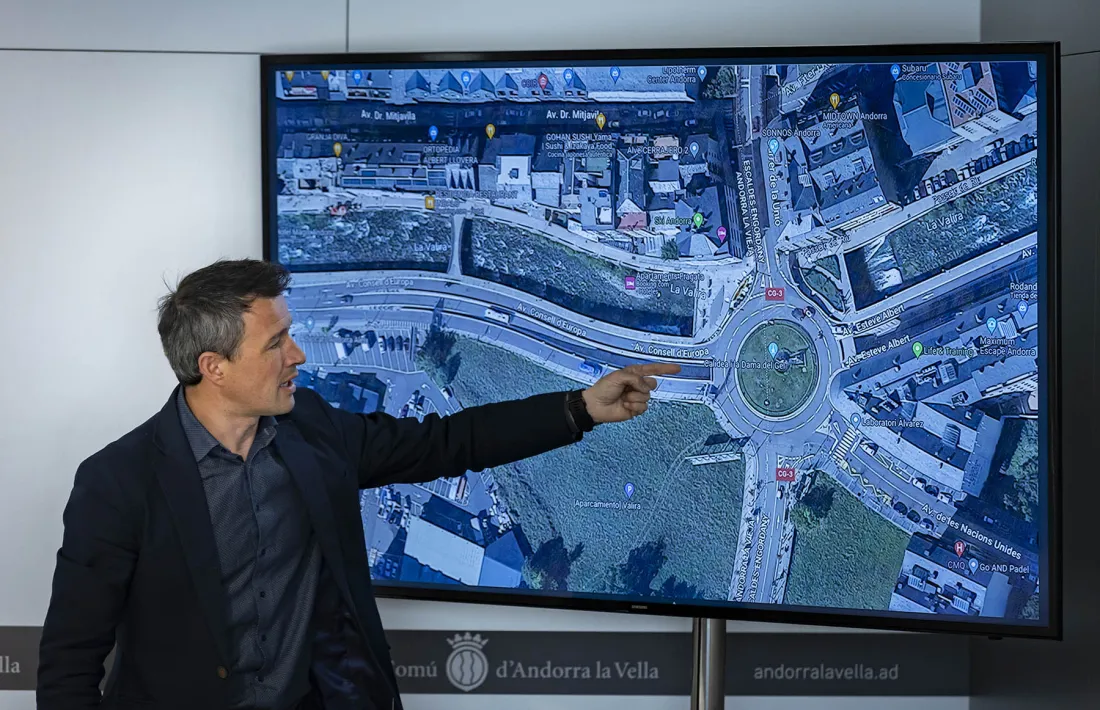 El cònsol major, David Astrié, explicant les millores urbanístiques previstes.