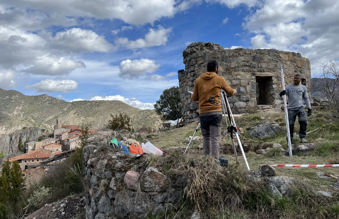 Els treballs d'excavació, amb la Torre de Colomers de fons. 