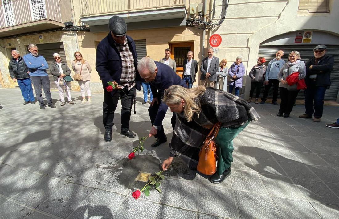 Un moment de l’acte de col·locació de les llambordes davant dels domicilis de les víctimes del nazisme. 
