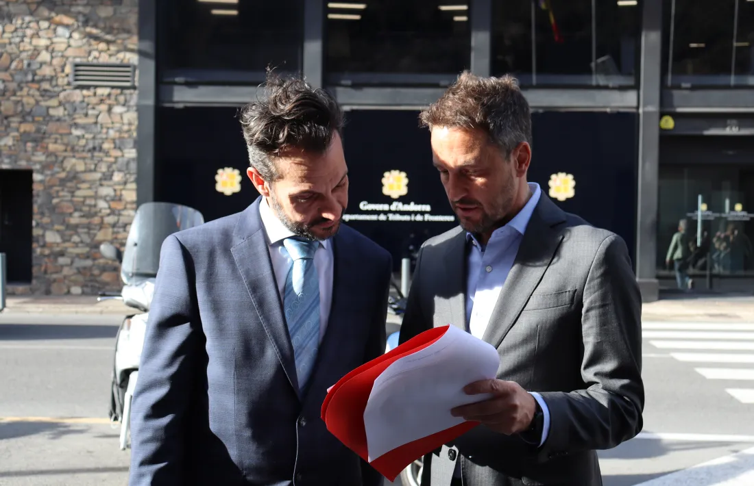 Pere López i Gerard Alís, aquesta tarda, davant de l’oficina de Tributs i Fronteres.