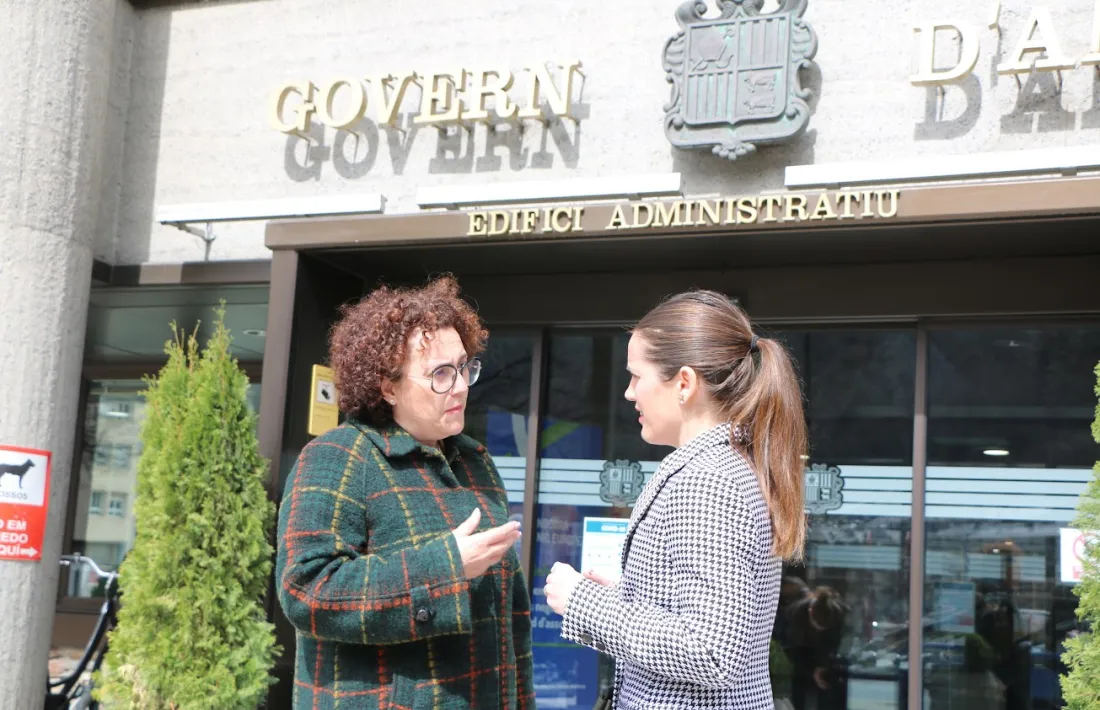 Judith Pallarés i Noèlia Souque davant l'edifici administratiu del Govern.