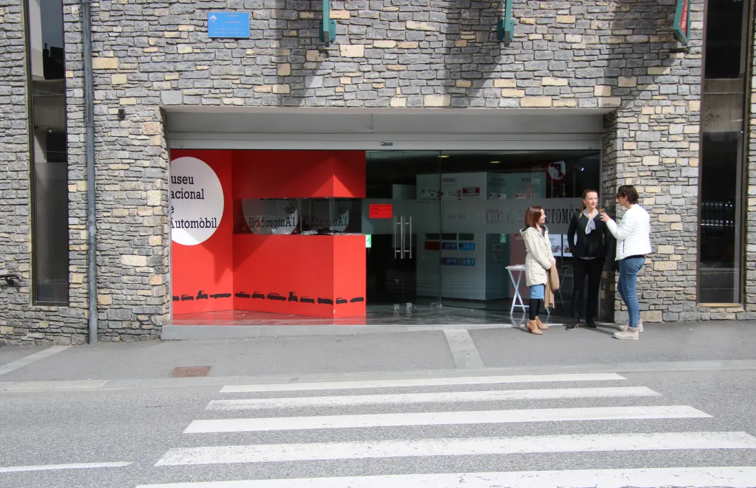 Els candioats de PS+Agrupament Encampadà davanat el Museu de l'Automòbil.