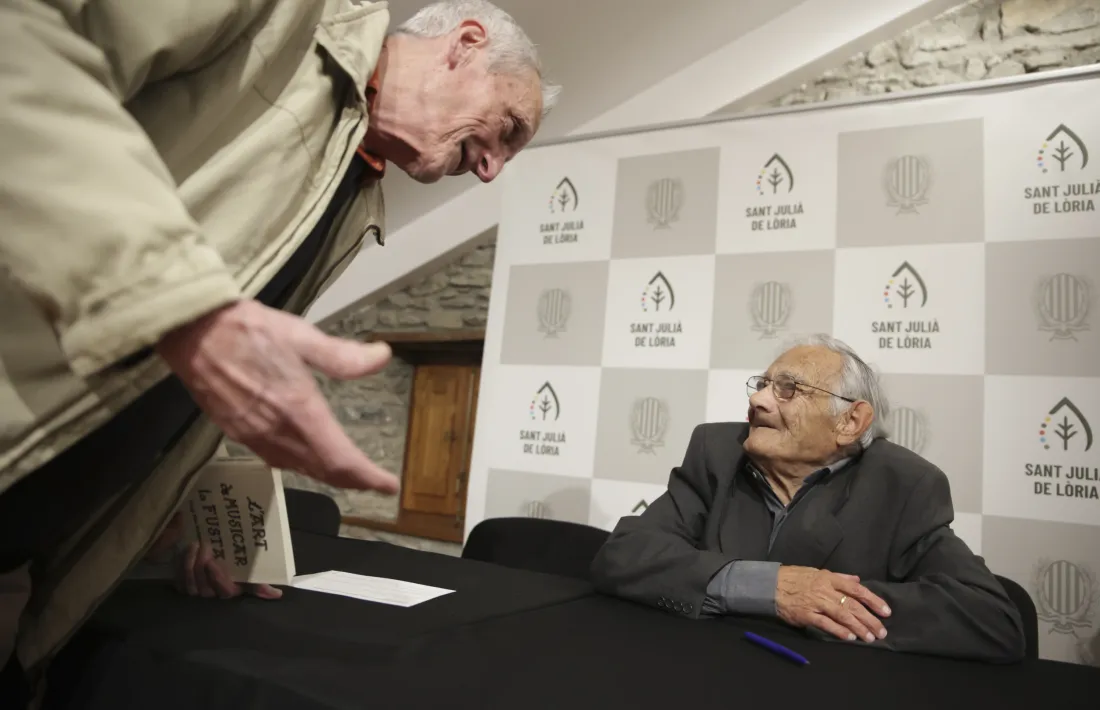 Sergi Mas, en la presentació del volum que ha dedicat a la talla en fusta, ahir a la sala que du el seu nom a l'antiga casa comuna de Sant Julià.