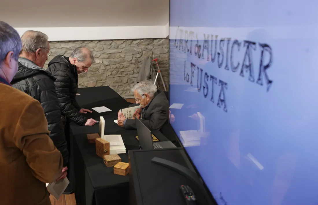 Sergi Mas, en la presentació del volum que ha dedicat a la talla en fusta, ahir a la sala que du el seu nom a l'antiga casa comuna de Sant Julià.
