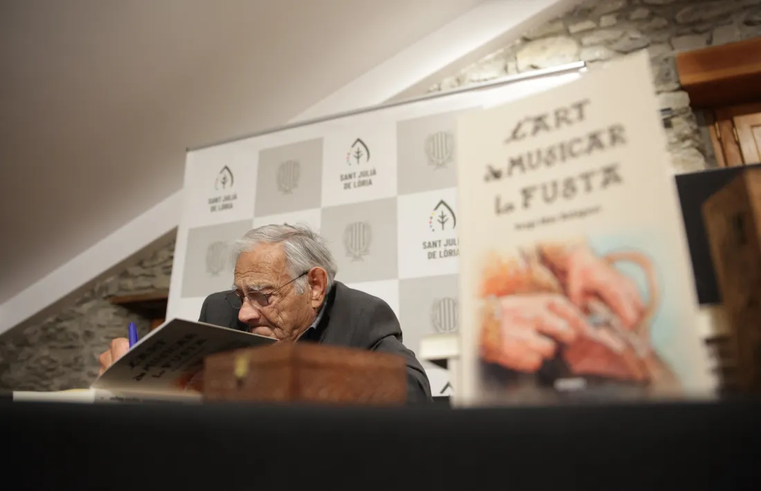 Sergi Mas firma un exemplar del llibre.