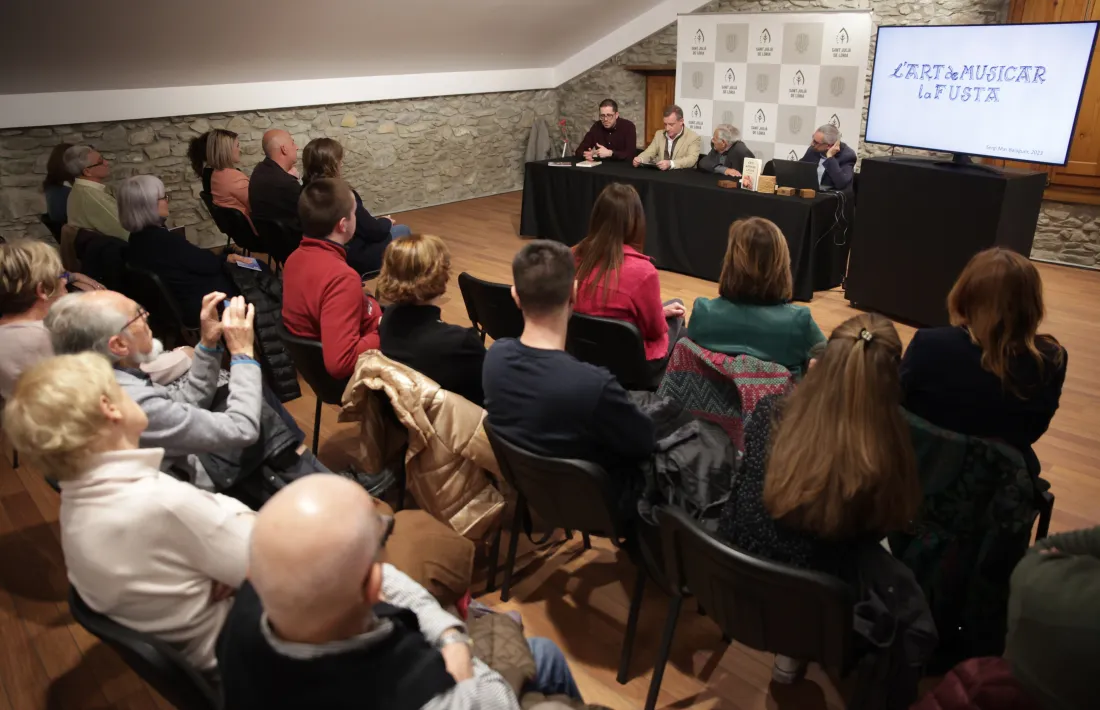 L'editor d'Anem, Oliver Vergés, el cònsol lauredià, Josep Majoral, i David Mas, fill de Sergi, van acompanyar ahir l'autor de 'L'art de musicar la fusta'.