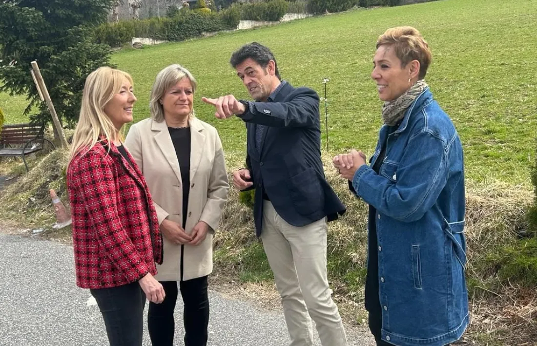 Les candidates de Demòcrates+ACO amb el cònsol major, Josep Àngel Mortés.