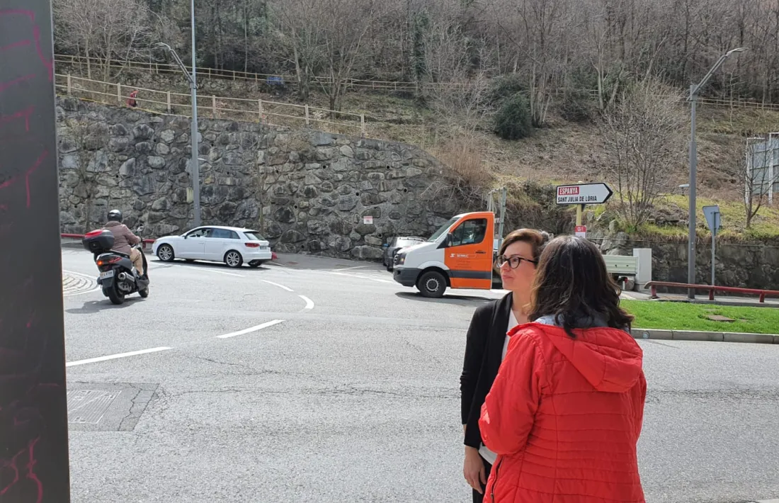 La número dos de la llista nacional de Concòrdia, Núria Segués, i Olalla Losada, copresidenta del partit (d’esquena). 