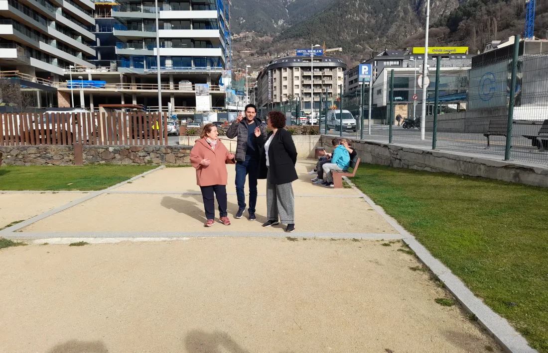 Pallarés ha parlat d’habitatge amb el rerefons de les torres d’Escaldes.