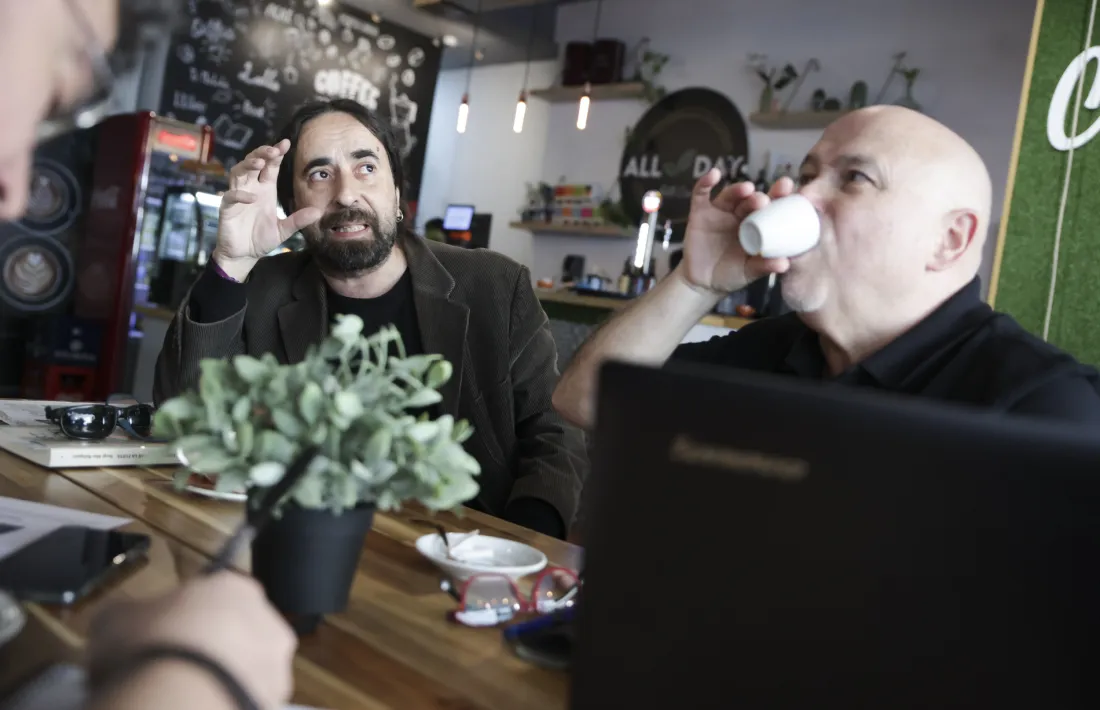 Txema Díaz-Torrent i Joan Peruga, ahir a La Trenca: la ‘criatura’ la presentaran el 30 de març a la biblioteca d’Escaldes.